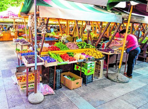 Der bunte Markt befindet sich gleich hinter dem Hafentor. Shutterstock