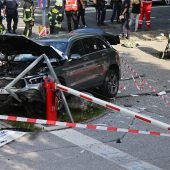 Auto erfasst Mutter samt Kinderwagen