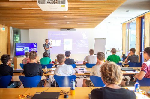 Der Game-Experte Sebastian Rangger faszinierte die Code Base Sommercamp-Teilnehmer in seinem Vortrag mit seinem Wissen. VN/Rhomberg