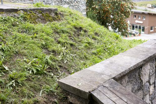 Der Mann schlug mit dem Kopf auf der Betonplatte auf, nachdem er im hinteren, unbeleuchteten Bereich des Festplatzes kopfüber über die steile Böschung gestürzt war.  D. Mathis
