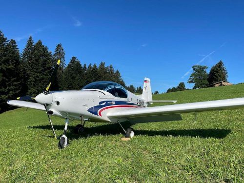 Der Pilot des Leichtflugzeugs aus Friedrichshafen musste eine Wiese in Eichenberg als Piste benutzen.  M. Shourot