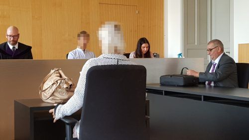 Die Angeklagte bei der Verhandlung am Landesgericht Feldkirch. eckert