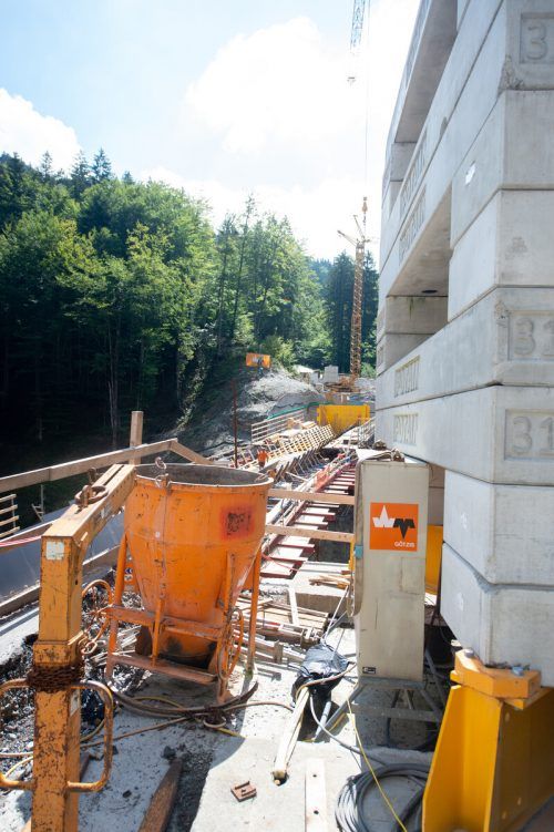 Die Bauarbeiten an der Rappenlochbrücke laufen auf Hochtouren. 