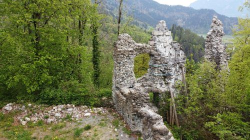 Die Fenster des damaligen Palas sind eindeutig erkennbar.