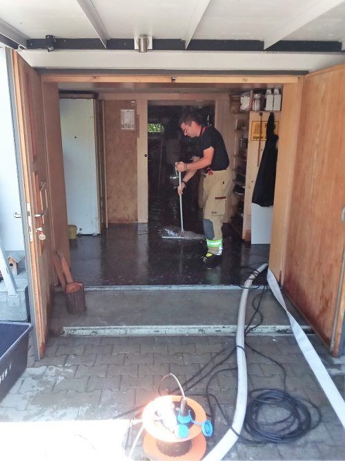 Die Feuerwehr Hohenems beseitigte das Malheur mit Nasssaugern und Pumpen. Feuerwehr Hohenems