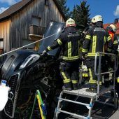Auto landet nach Unfall auf der Seite