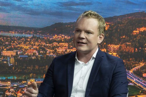 Wir Freiheitlichen gewinnen bei jeder Wahl dazu und werden immer stärker. Andererseits verliert die ÖVP deutlich an Vertrauen. Es ist offensichtlich: Wir sind der ÖVP auf den Fersen und wir werden diesen Weg an der Seite der Bevölkerung konsequent weitergehen.“ Christof Bitschi, Parteichef FPÖ