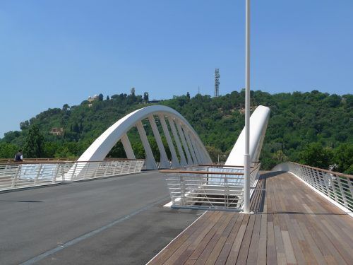 Die Handläufe der Tiberbrücke „Ponte de la musica“ in Rom sind aus Vorarlberger Esche, vorbearbeitet von Frick Burtscher, hergestellt. Fa
