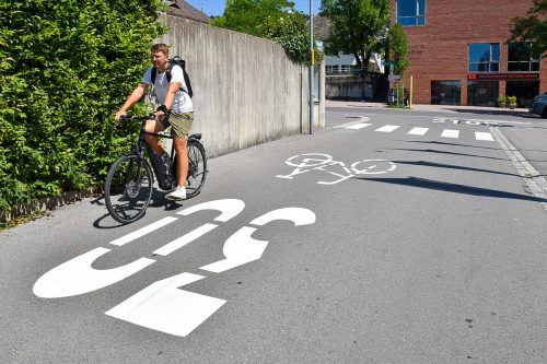 Die Markierungen, wie hier in der Straße „Am Dorfplatz“, wurden bereits aufgebracht. Insgesamt gibt es Lochau fünf neue Fahrradstraßen.  Gemeinde