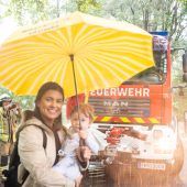 Mutter mit Kind an der Furt geborgen