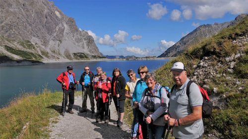 Die Senioren(innen) aus Partenen vor dem Lünersee. PV Partenen