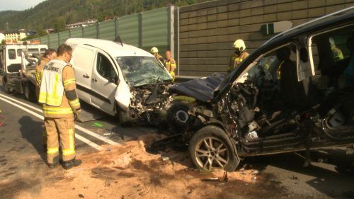 Die Wienerin kam aus unbekannter Ursache auf die Gegenfahrbahn. Sie sowie zwei Vorarlbergerinnen verstarben am Unfallort. APA/BFV Liezen/schlüsslmayr