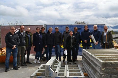 Die Wohnbauselbsthilfe Vorarlberg errichtet derzeit gemeinsam mit dem Bauunternehmen Nägele Hoch- und Tiefbau 55 Wohnungen im Vorach in Lustenau. Im Spätsommer 2023 ist die Fertigstellung und die Übergabe der Wohnungen geplant. Entsprechend prominent war der Spatenstich besucht.  FA