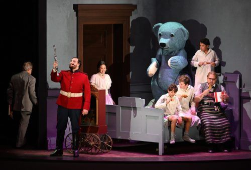 Drei Buben erleben die „Zauberflöte“ als Gutenachtgeschichte und werden zu den drei Knaben.  APA