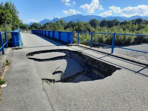 Durch den Starkregen entstanden Löcher im Asphalt. Frutzkonkurrenz