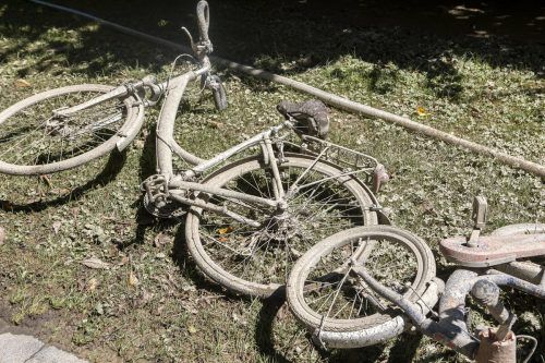 Ein trauriges Bild boten diese schlammverkrusteten Fahrräder.