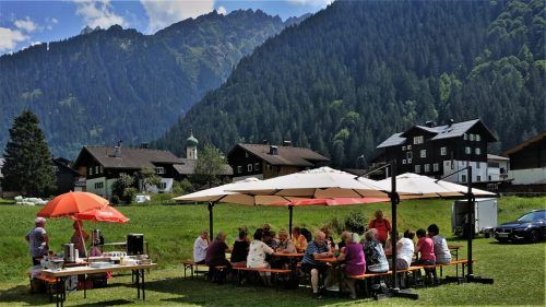 Ein unvergessliches Grillfest mit Bilderbuchwetter. pv partenen
