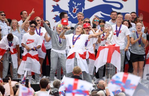 Eine berauschende Party am Tag nach dem Titelgewinn: Englands Fußballerinnen feierten mit Tausenden Fans auf dem Trafalgar Square. afp