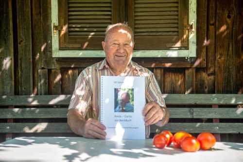 Eine Broschüre über Riedarbeit zum 90. Geburtstag: Das gaben Eugen und Sohn Günther heraus. VN/Rhomberg
