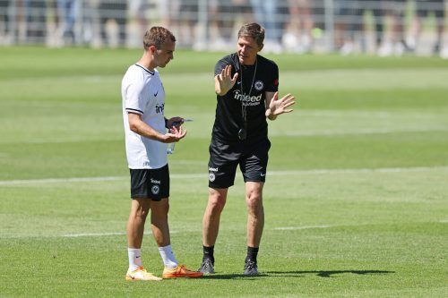 Eintracht-Coach Oliver Glasner schreibt Mario Götze eine immens wichtige Rolle in seiner Mannschaft zu. Er soll das Spiel der Frankfurter lenken. apa