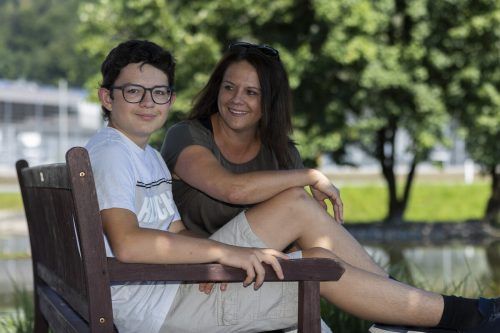 Fabrizio mit seiner Mutter Bettina Pecoraro. Die schwere Krankheit hat die beiden noch enger zusammengeschweißt. VN/Paulitsch