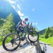Biken mit Bergkulisse