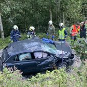 Auto stürzt auf Bahntrasse