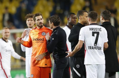 Frankfurt-Trainer Oliver Glasner (r.) verliert wohl auch Goalie Kevin Trapp. ap