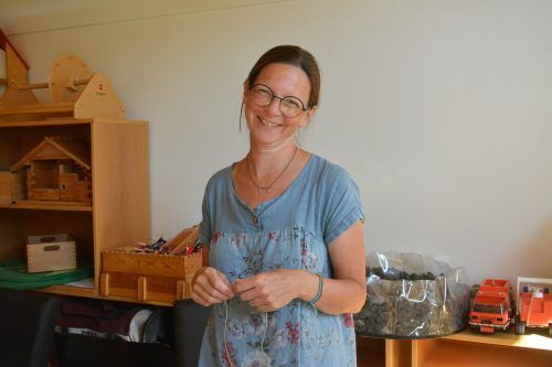 Gabi Hampson vom W*ORT upcycelt mit den Kindern das alte Geschirr. 