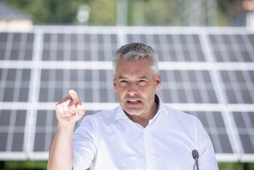 Gefällt Bundeskanzler Karl Nehammer in der aktuellen Situation: In Tirol realsierte die Tiwag eine 8000 Quadratmeter große PV-Anlage. Expa/Groder