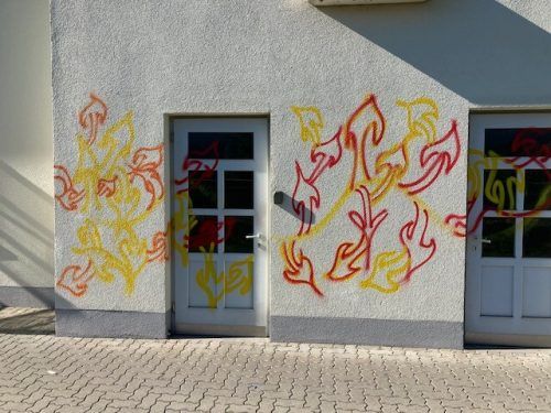 Graffiti am Bahnhofsgebäude.   polizei