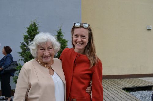 Gretl Purtscher mit ihrer Enkelin Barbara Herbolzheimer.
