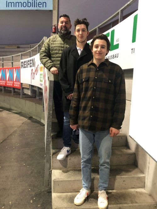 Harald Reinbacher mit den Söhnen Tobias (M.) und David, der derzeit beim Junioren-Nationalteam gefragt ist.  GEPA, ko