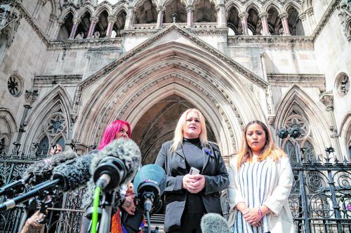 Hollie Dance, Archies Mutter (Bildmitte), wandte sich an den Supreme Court.  AP