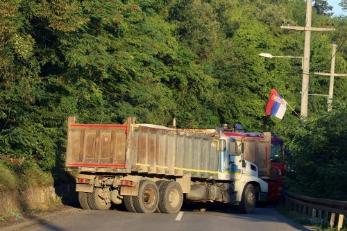 Im Kosovo kam es am Wochenende als Protest zu Straßensperren, wie hier nahe dem Dorf Rudare. Im Land war Fliegeralarm zu hören. Reuters