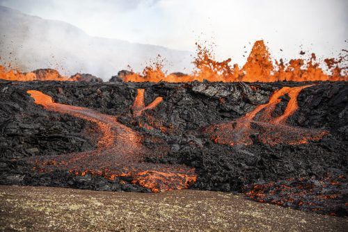 Im Zuge eines Vulkanausbruchs in der Nähe des isländischen Bergs Fagradalsfjall südwestlich von Reykjavik hat sich ein Erdriss gebildet. AFP