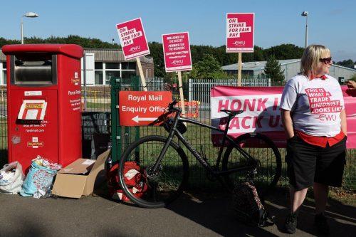 In Großbritannien streiken zehntausende Beschäftigte von Post und Telekom. afp