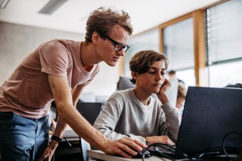 Kasseroler bringt Jugendlichen schon seit fünf Jahren im Code Base Camp Grundlagen des Programmierens bei. VN/Sams