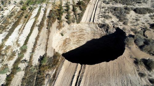 Kreisrunde Aushöhlung mit einem Durchmesser von etwa 25 Metern.  Reuters