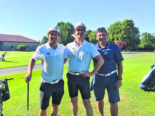 Laurenz Mathei und Julian Schwärzler gewannen ihr Foursome-Spiel bei der Meisterschaftsmeisterschaft, Caddy Klaus Drexel freut sich mit. GCMR