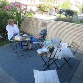 Sitzen, lesen und plaudern