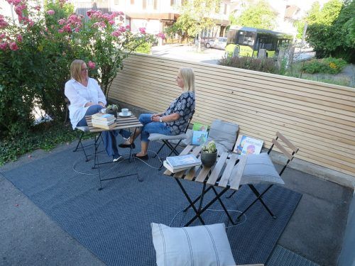 Leiterin Elke Moosbrugger mit ihrer Mitarbeiterin Karin Jochum in der neuen Outdoor-Leseecke. Marktgemeinde