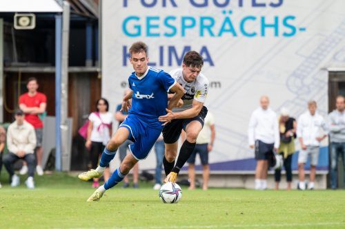 Marco Wieser (links im Bild) zeigte sich wieder treffsicher, für einen Auswärtssieg reichte sein Tor für Röthis aber nicht. VN-Serra