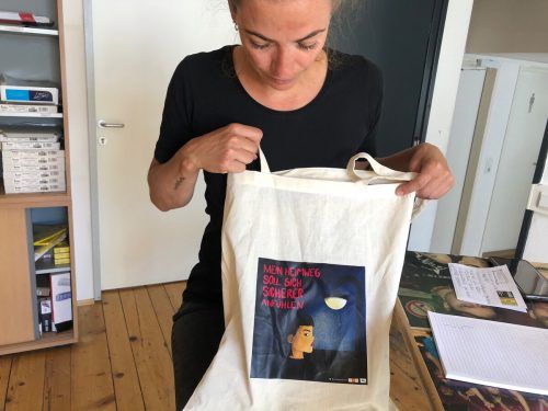 Martina Nachbaur von der Offenen Jugendarbeit Dornbirn zeigt eines der Taschenmotive, die aus dem Projekt hervorgegangen sind.