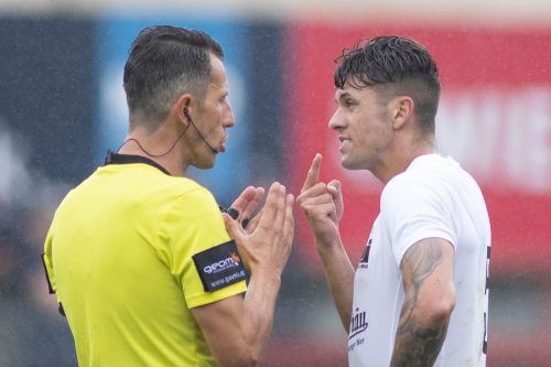 Matheus Favali konnte es nicht glauben: Schiedsrichter Harkam schickte ihn vorzeitig vom Feld. gepa
