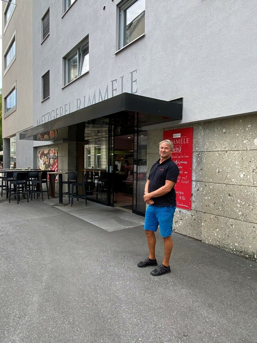Andreas Rimmele vor seiner Metzgerei. Bald gibt er die Staffel weiter. VN