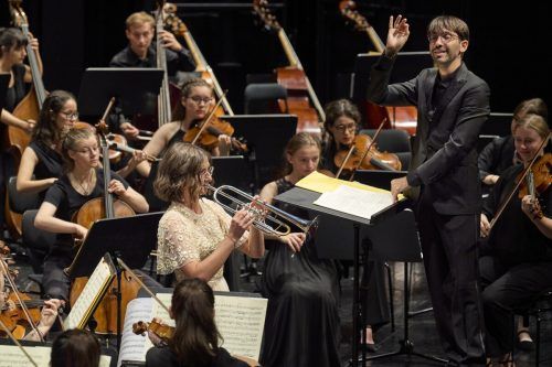 Mit Daniel Cohen stand den jungen Musikern ein erfahrener Dirigent zur Seite. Bregenzer Festspiele/Köhle