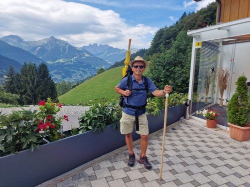 Mit Schirm, Stock und Hut: So pilgerte Heinz Feuerstein im vergangenen Mai von Wien nach Vorarlberg. EST