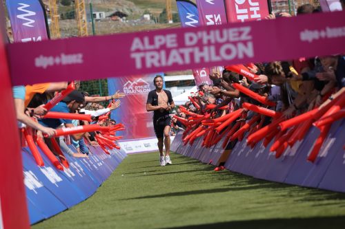 Mit seinem Start-Ziel-Sieg vor zwei Wochen beim Alpe d‘Huez-Triathlon tankte Leon Pauger noch einmal viel Selbstvertrauen für seinen zweiten EM-Start. cyrille Quintard