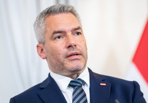 Nach acht Monaten im Amt gibt es Ablösegerüchte um Nehammer.  APA
